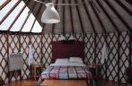 O espaçoso interior do nosso Yurt, no nosso hotel no Big Sur, ao sul de Carmel, na costa da Califórnia, nos Estados Unidos